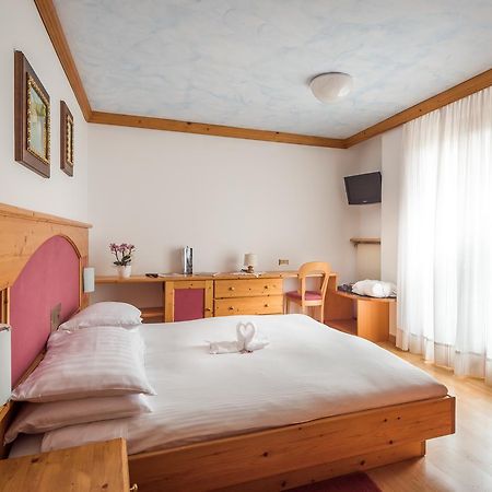 Hotel St. Raphael Мадона ди Кампильо Екстериор снимка