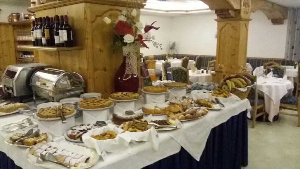 Hotel St. Raphael Мадона ди Кампильо Екстериор снимка