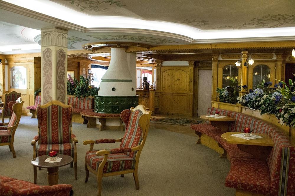 Hotel St. Raphael Мадона ди Кампильо Екстериор снимка