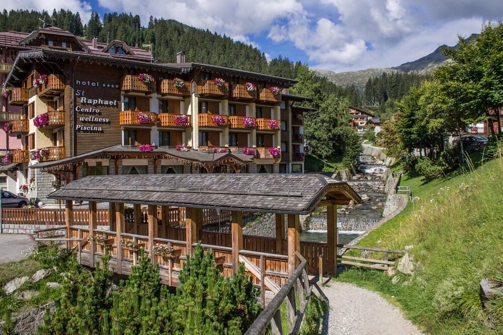 Hotel St. Raphael Мадона ди Кампильо Екстериор снимка