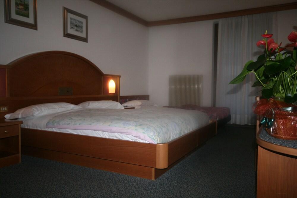 Hotel St. Raphael Мадона ди Кампильо Екстериор снимка
