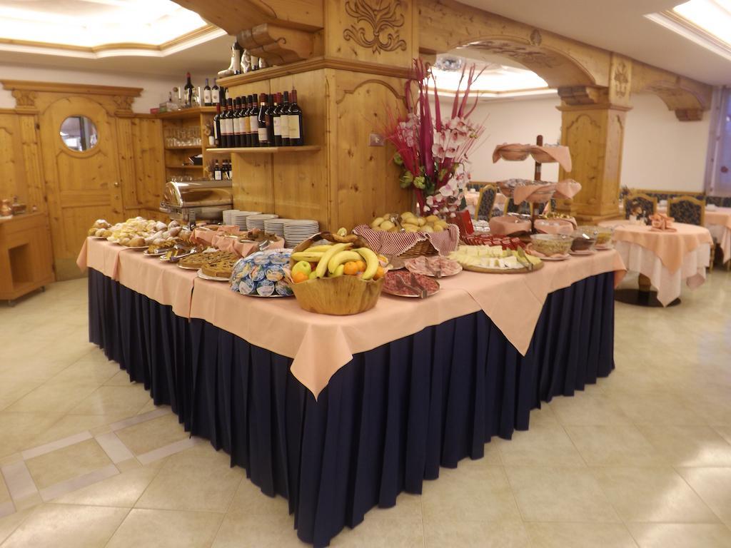 Hotel St. Raphael Мадона ди Кампильо Екстериор снимка