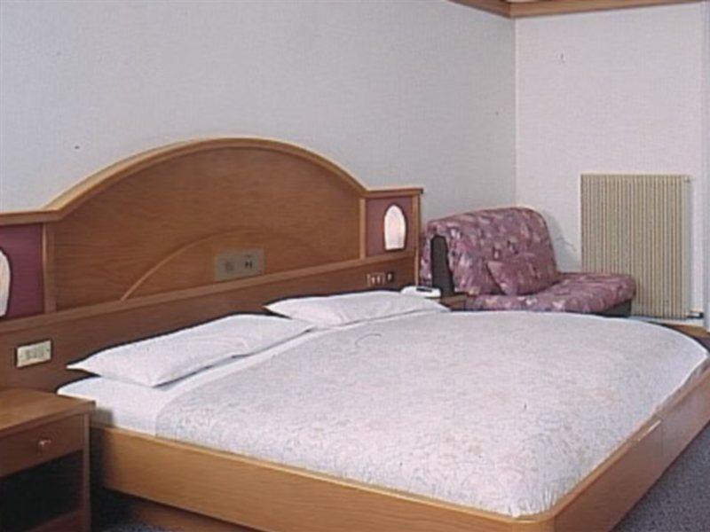 Hotel St. Raphael Мадона ди Кампильо Екстериор снимка