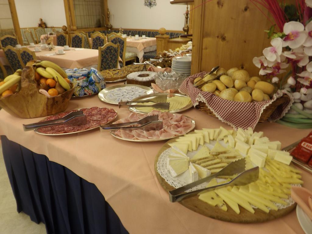Hotel St. Raphael Мадона ди Кампильо Екстериор снимка