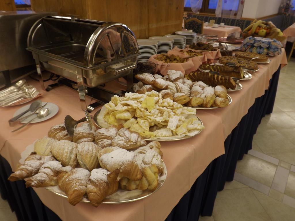 Hotel St. Raphael Мадона ди Кампильо Екстериор снимка