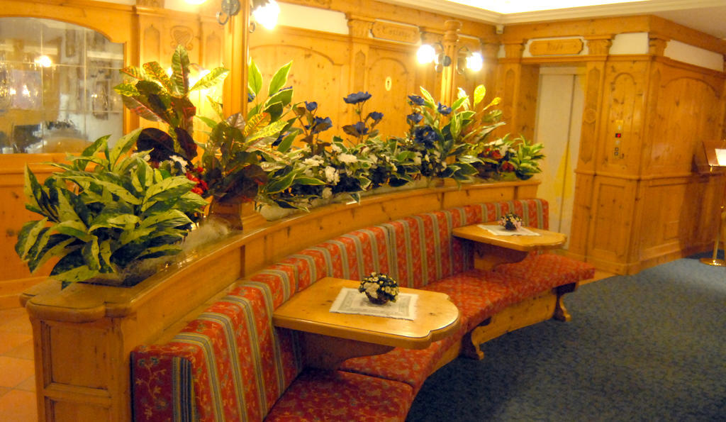 Hotel St. Raphael Мадона ди Кампильо Екстериор снимка