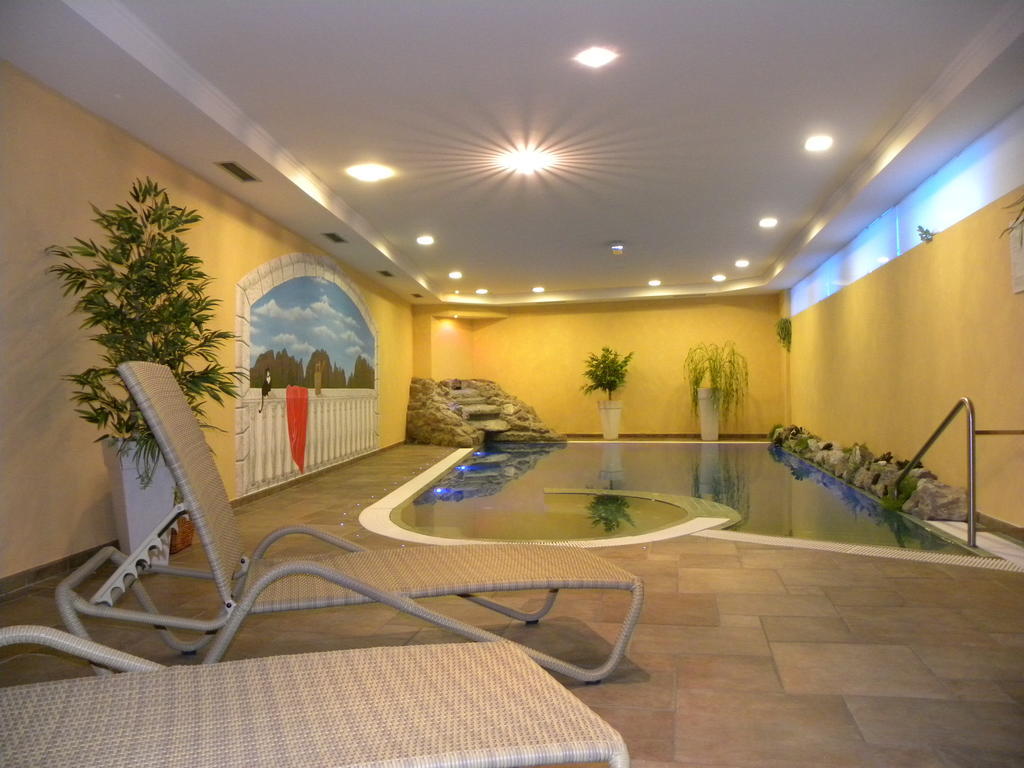 Hotel St. Raphael Мадона ди Кампильо Екстериор снимка