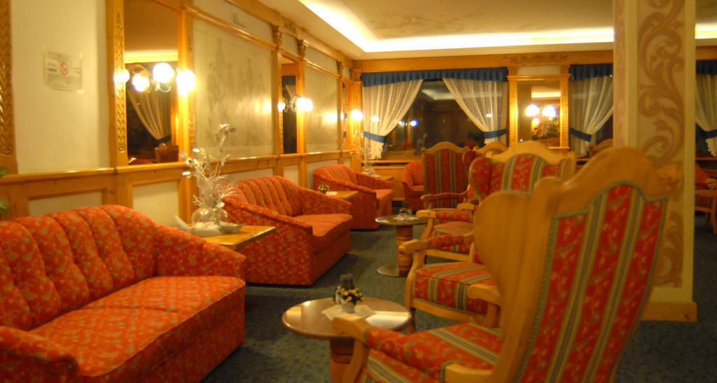 Hotel St. Raphael Мадона ди Кампильо Екстериор снимка