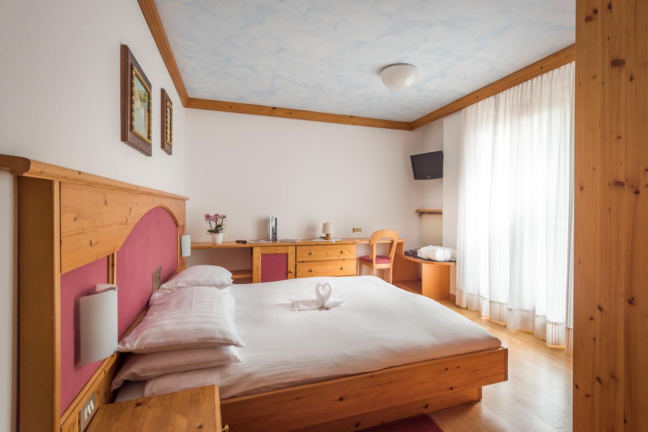 Hotel St. Raphael Мадона ди Кампильо Екстериор снимка