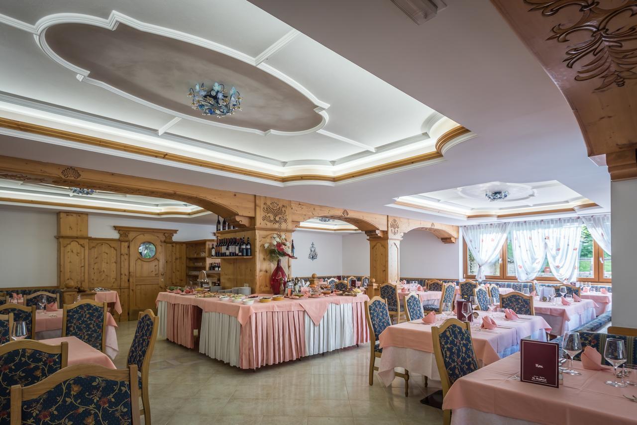 Hotel St. Raphael Мадона ди Кампильо Екстериор снимка