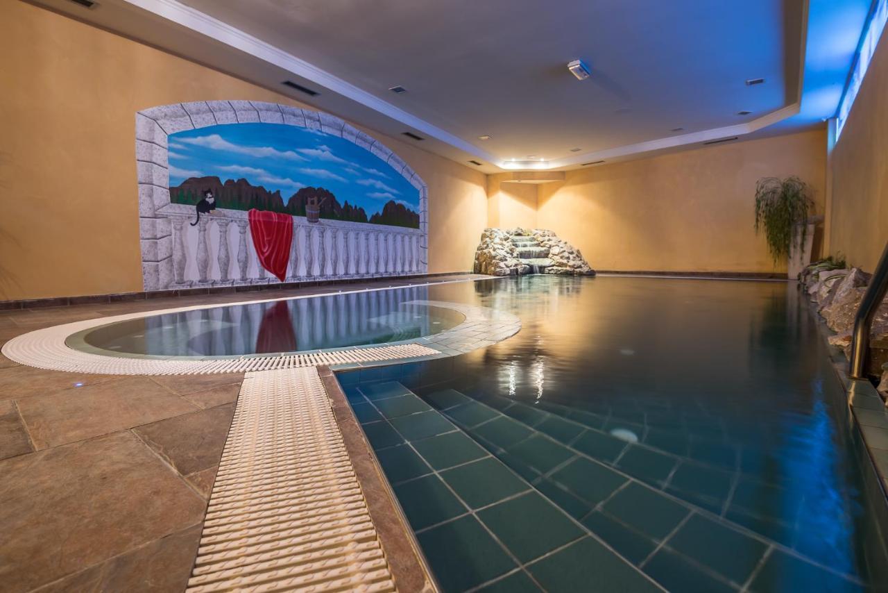 Hotel St. Raphael Мадона ди Кампильо Екстериор снимка