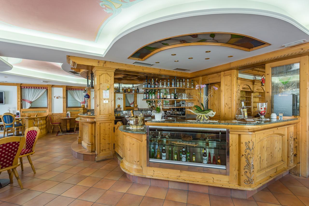 Hotel St. Raphael Мадона ди Кампильо Екстериор снимка