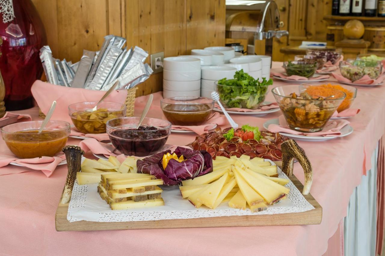 Hotel St. Raphael Мадона ди Кампильо Екстериор снимка