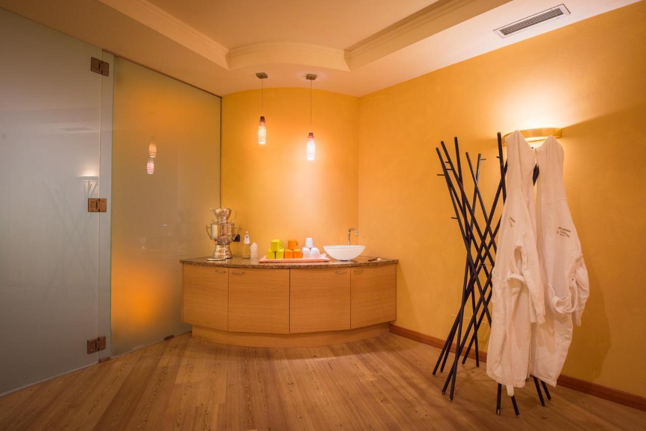 Hotel St. Raphael Мадона ди Кампильо Екстериор снимка