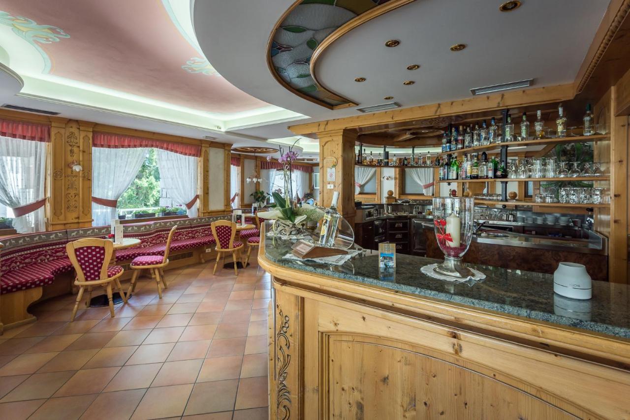 Hotel St. Raphael Мадона ди Кампильо Екстериор снимка