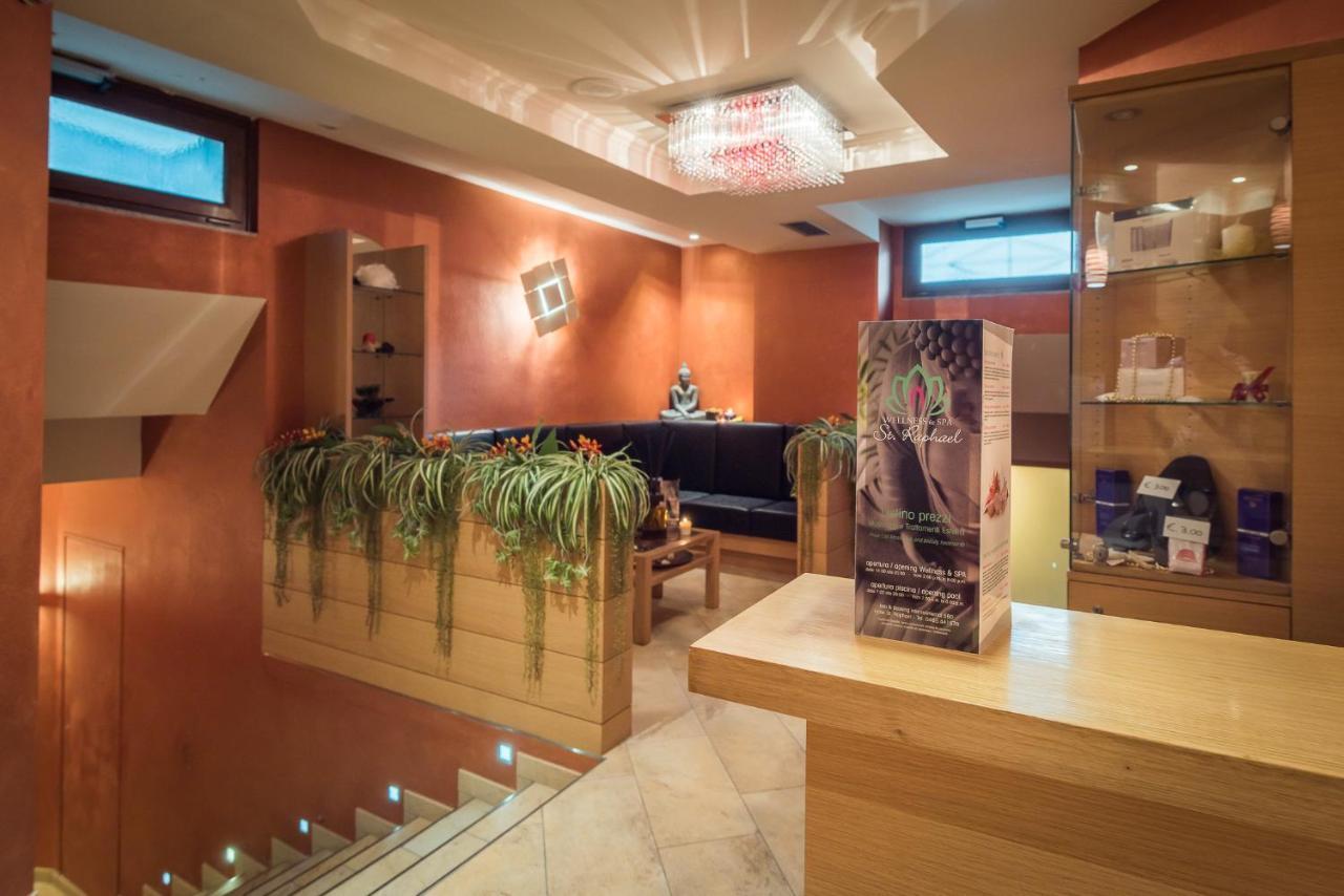 Hotel St. Raphael Мадона ди Кампильо Екстериор снимка
