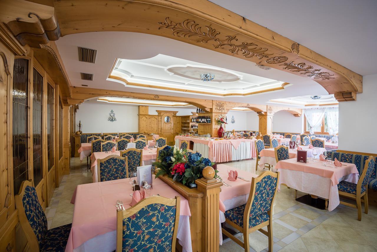 Hotel St. Raphael Мадона ди Кампильо Екстериор снимка