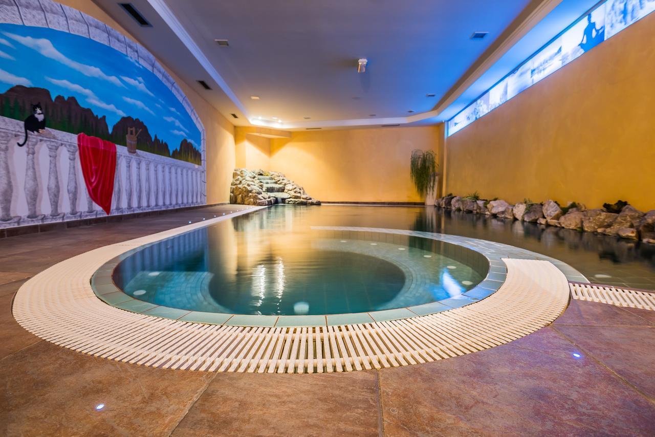 Hotel St. Raphael Мадона ди Кампильо Екстериор снимка