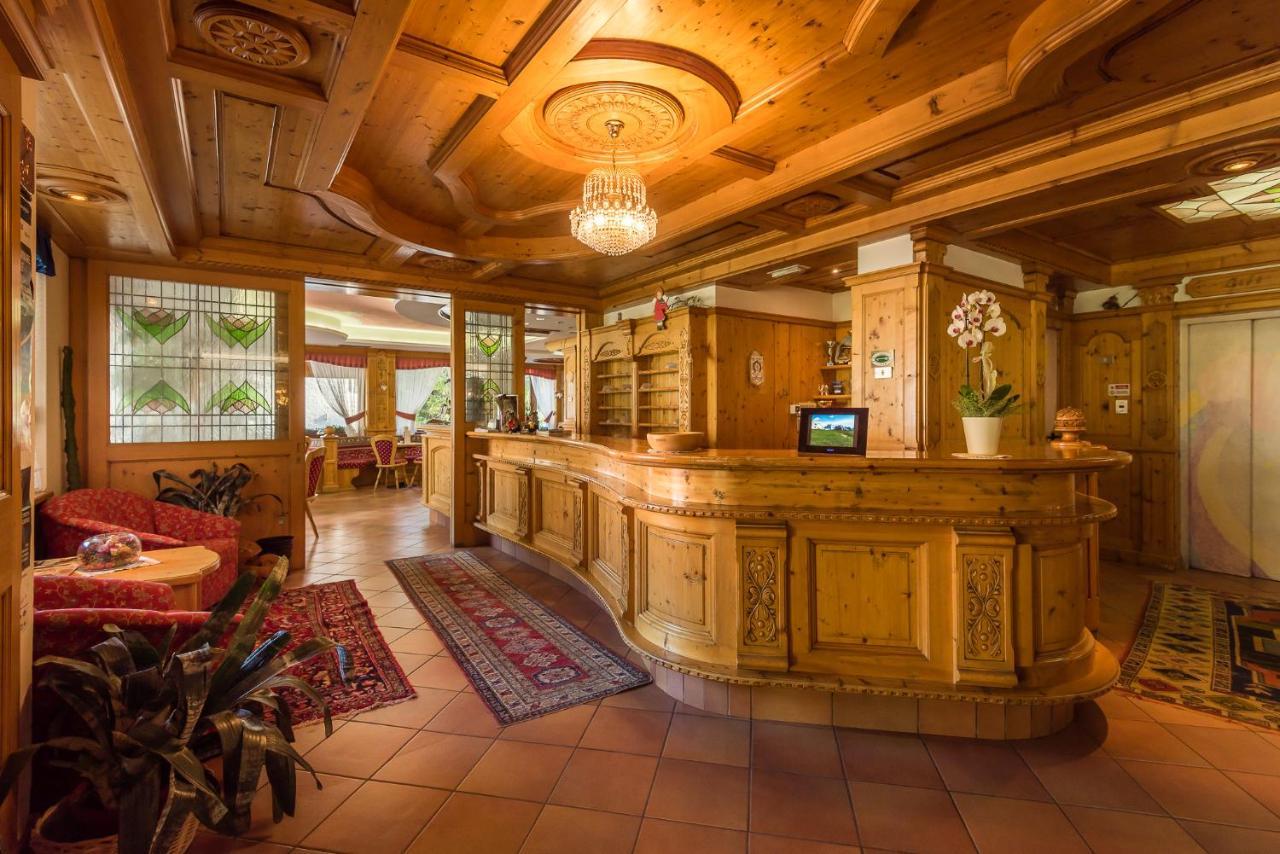Hotel St. Raphael Мадона ди Кампильо Екстериор снимка