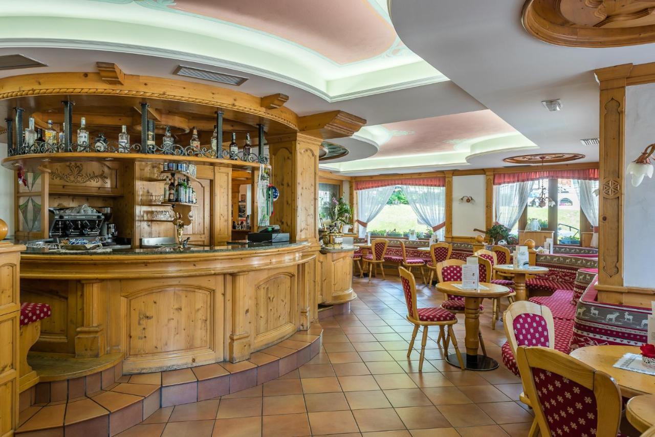 Hotel St. Raphael Мадона ди Кампильо Екстериор снимка