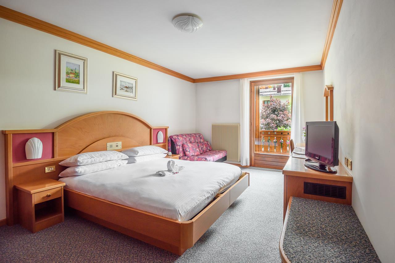 Hotel St. Raphael Мадона ди Кампильо Екстериор снимка