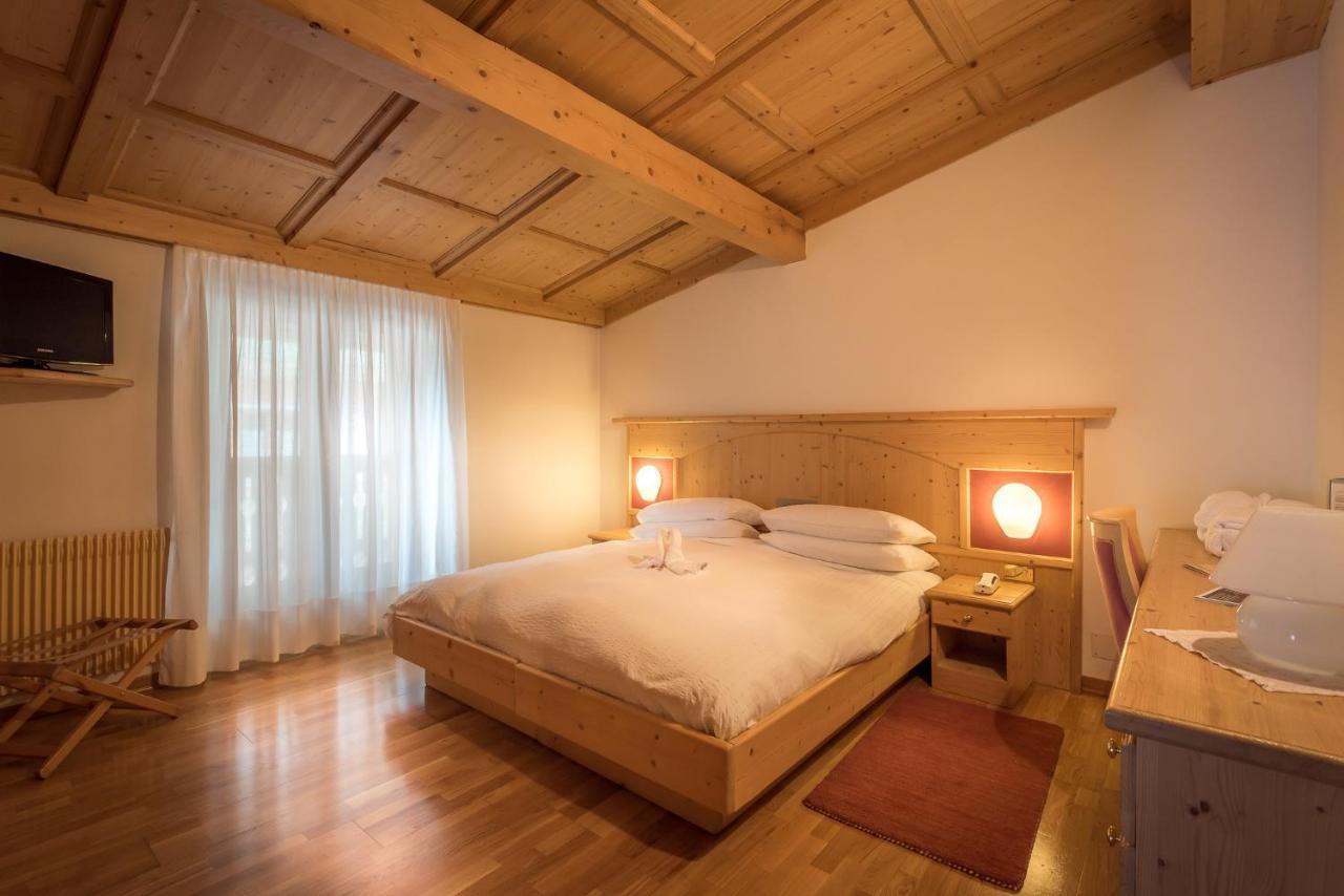 Hotel St. Raphael Мадона ди Кампильо Екстериор снимка